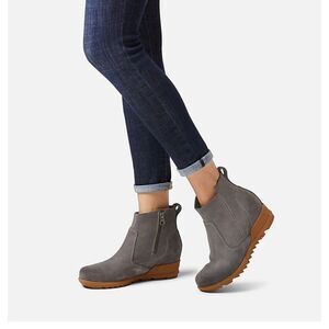 Sorel Gray Ankle Boots with Brown Sole